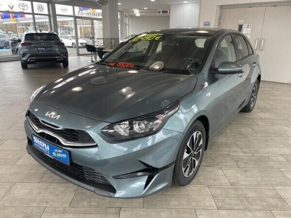 Grau (grau yucca grau) Neu 2024 Kia Ceed Limousine | 18.990 € (Superpreis) - Bild 1/4