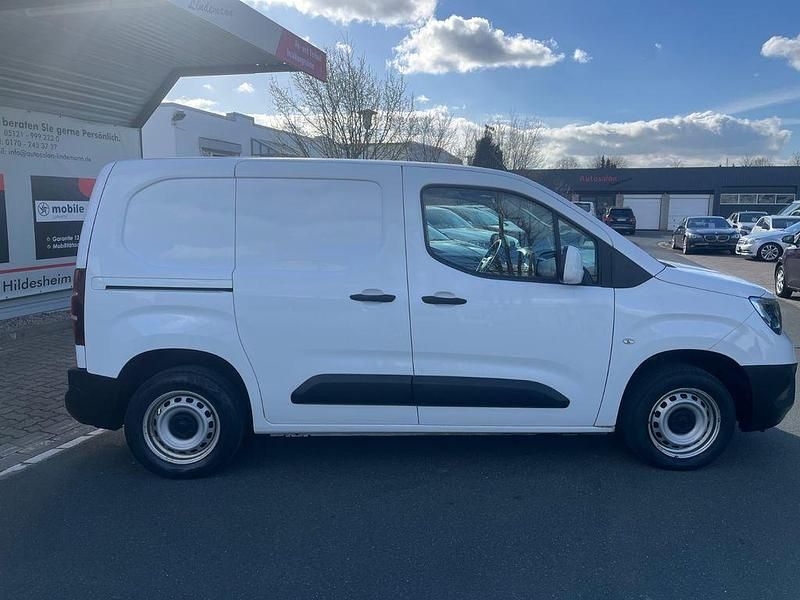 Używany Opel Combo Selection 76 KM (55 kW) 2021 Biały Minivan