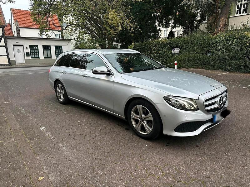 Gebraucht Mercedes E220 194 PS (142 kW) 2018 Silber Kombi