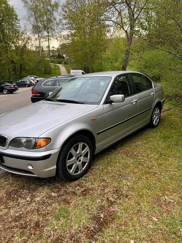 Silber Gebraucht 2003 BMW 320 Limousine | 1.900 € (Guter Preis) - Bild 1/4