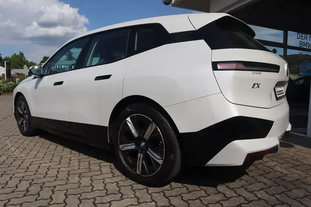 Gebraucht BMW iX Sport Line 384 kW (523 PS) 2022 Mineralweiß SUV