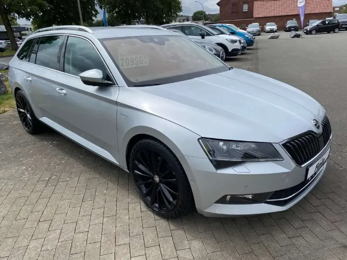Gebraucht Skoda Superb LAURIN & KLEMENT 220 PS (161 kW) 2018 Brilliantsilber metallic Kombi