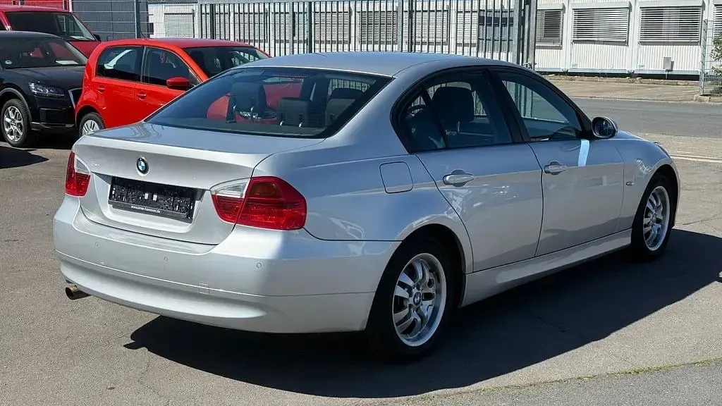 Gebraucht BMW 318 129 PS (94 kW) 2006 Silber Limousine