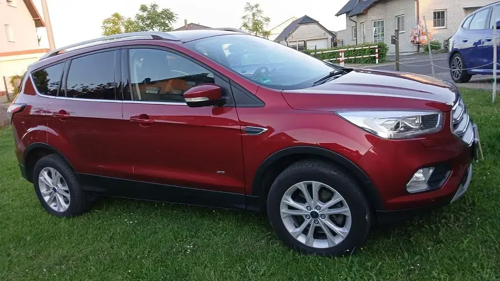 Gebraucht Ford Kuga Titanium 150 PS (110 kW) 2017 Rot SUV