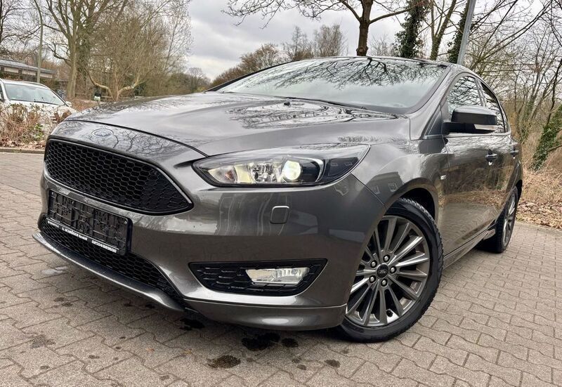 Grau Gebraucht 2017 Ford Focus ST-Line Limousine | 12.290 € (Fairer Preis) - Bild 1/4