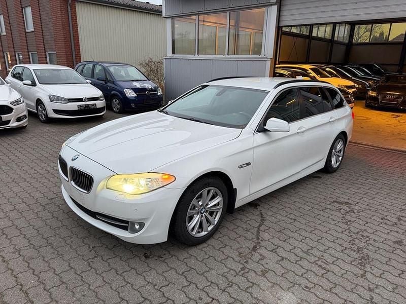 Weiß Gebraucht 2012 BMW 525 Sport Line Kombi | 8.490 € (Superpreis) - Bild 1/4