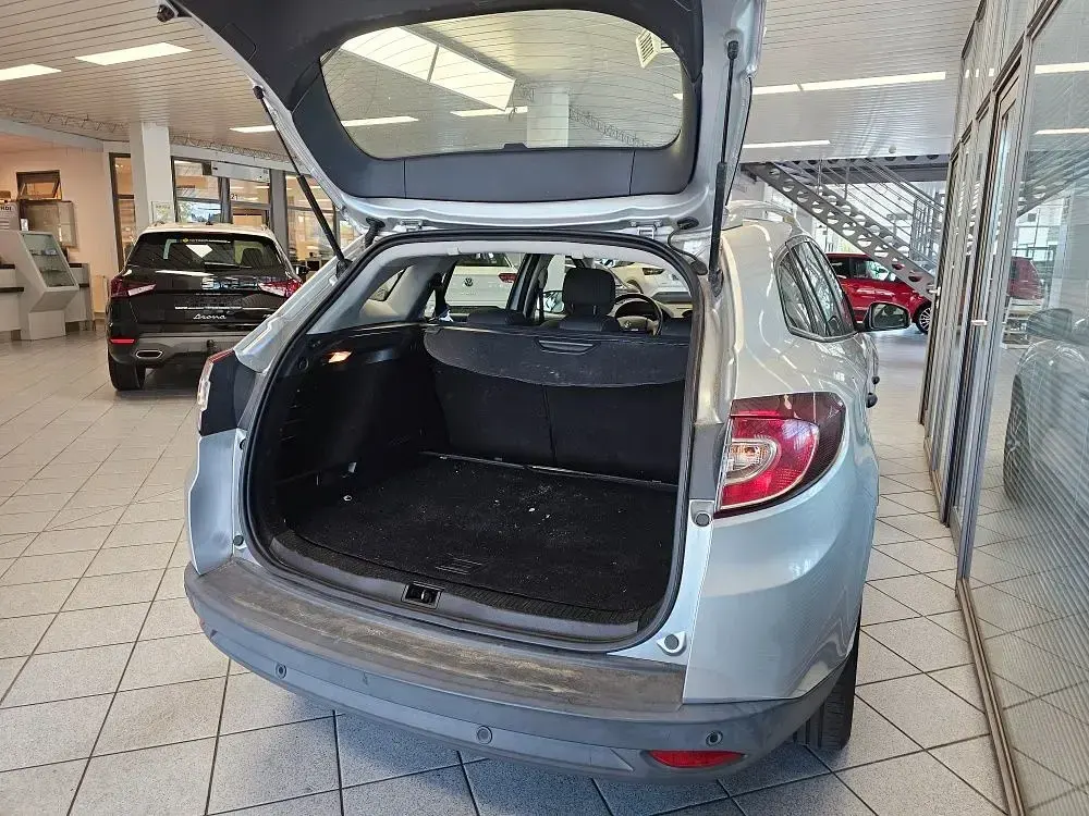 Używany Renault Mégane Dynamique 106 KM (77 kW) 2011 Srebrny Sedan/Limuzyna