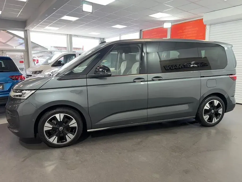 Gebraucht VW Multivan Life 150 PS (110 kW) 2024 Grau Van / Kleinbus