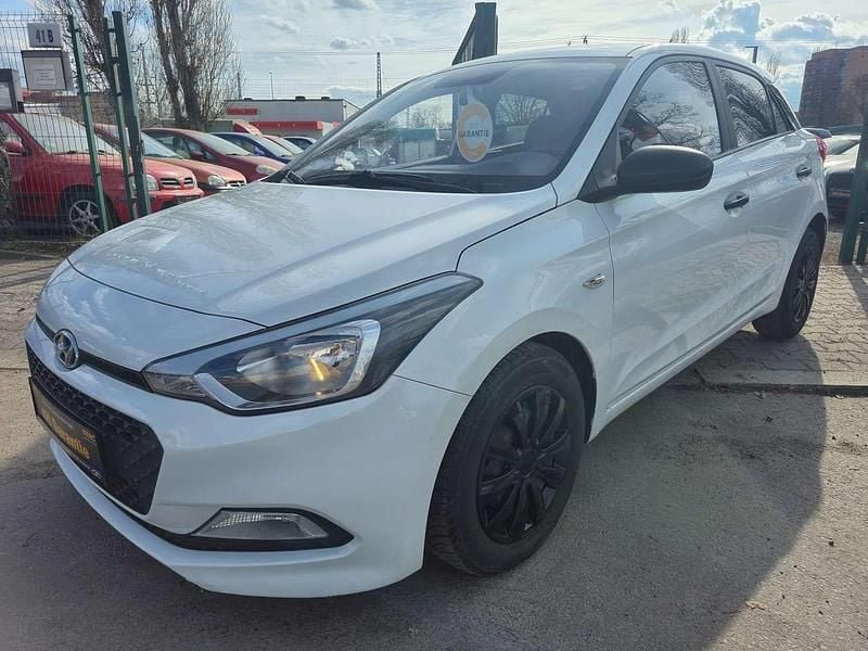Gebraucht Hyundai i20 Basis 75 PS (55 kW) 2018 Polar white / sol Kleinwagen