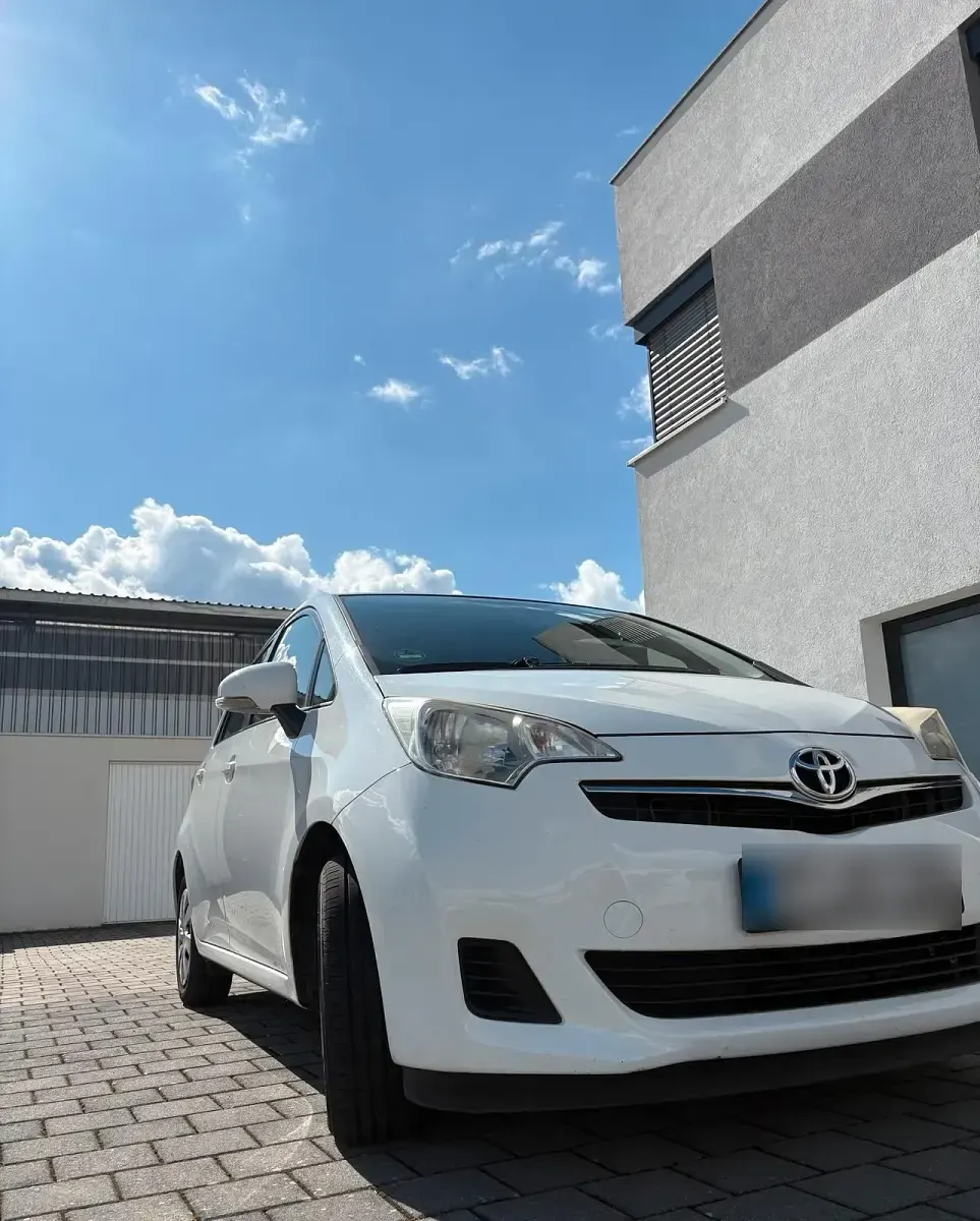 Gebraucht Toyota Verso-S 99 PS (72 kW) 2013 Weiß Van / Kleinbus