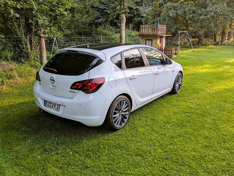 Gebraucht Opel Astra 140 PS (102 kW) 2011 Weiß Kleinwagen