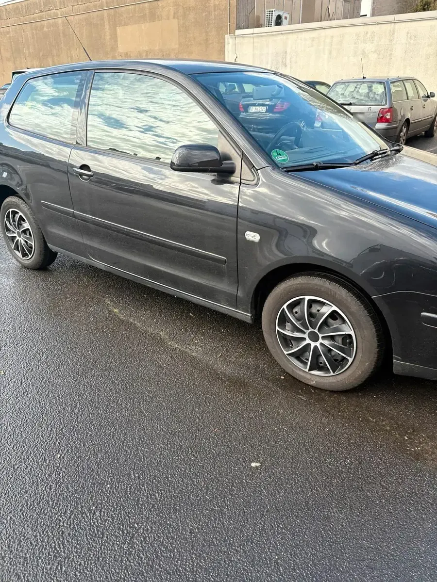 Gebraucht VW Polo 64 PS (47 kW) 2003 Schwarz Kleinwagen