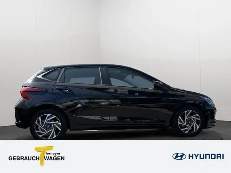 Gebraucht Hyundai i20 Trend 101 PS (74 kW) 2025 Phantom black / met Kleinwagen