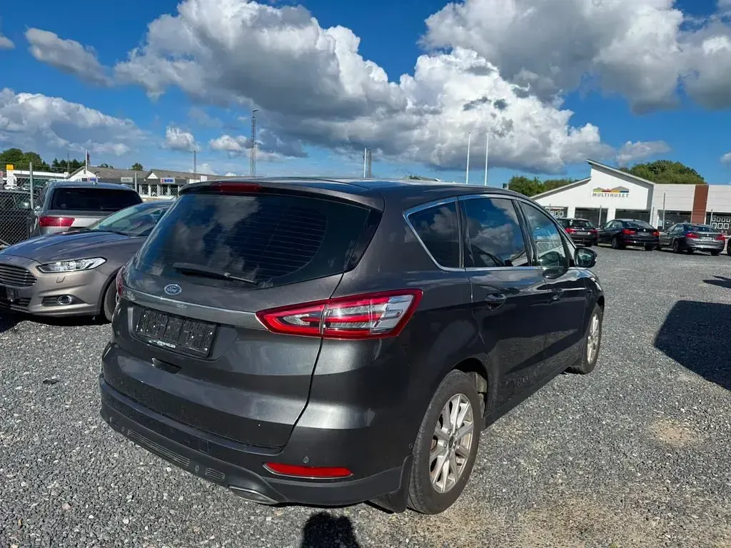 Gebraucht Ford S-MAX Titanium 179 PS (131 kW) 2018 Grau Van / Kleinbus