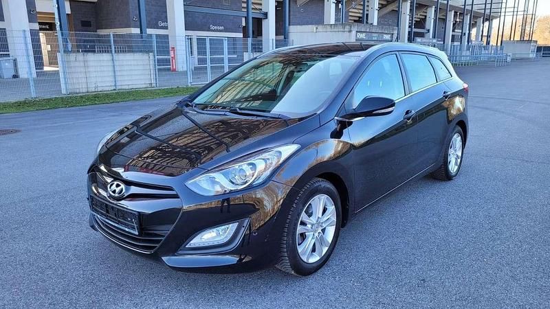 Gebraucht Hyundai i30 Trend 99 PS (72 kW) 2014 Phantom black Kombi