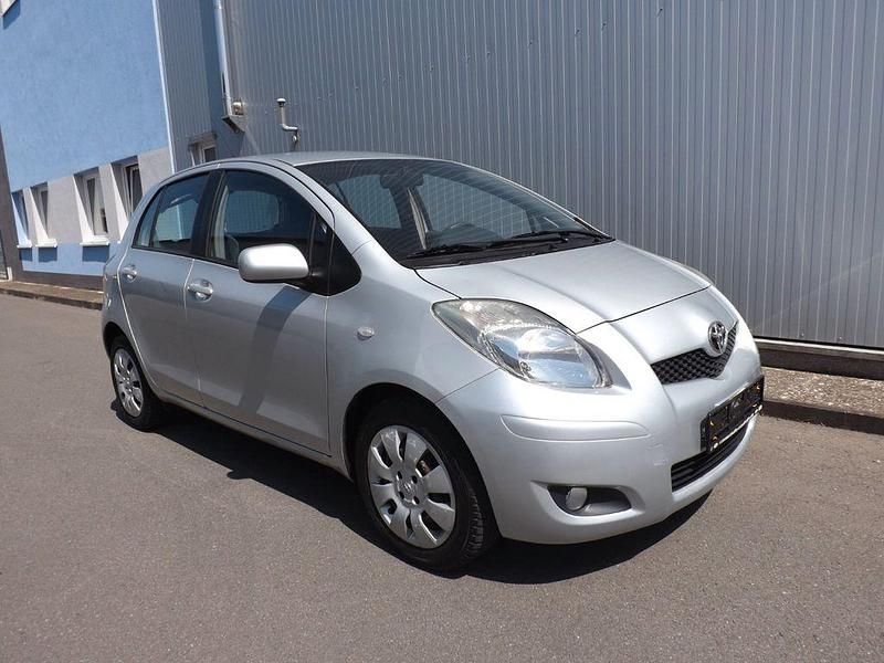 Silber Gebraucht 2010 Toyota Yaris Life Limousine | 5.699 € (Fairer Preis) - Bild 1/4