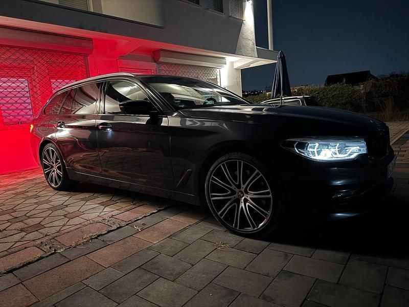 Grau Gebraucht 2017 BMW 540 Exclusive Kombi | 21.900 € - Bild 1/4