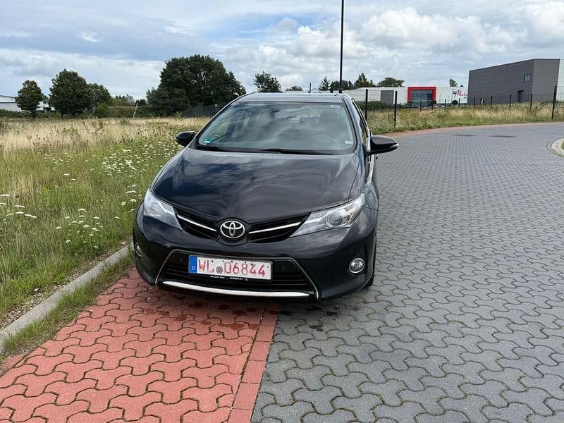 Schwarz Gebraucht 2013 Toyota Auris Edition Limousine | 4.990 € (Teuer) - Bild 1/4
