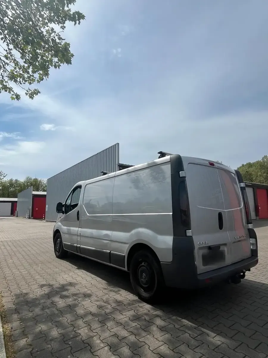 Second-hand Opel Vivaro 101 CP (74 kW) 2004 Argintiu Monovolum