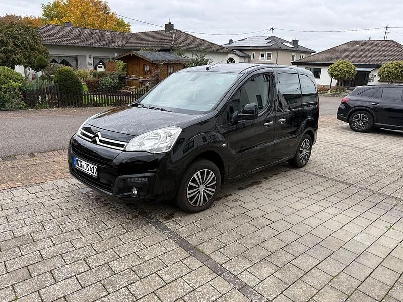 Schwarz Gebraucht 2017 Citroën Berlingo PureTech Van / Kleinbus | 6.590 € (Superpreis) - Bild 1/4