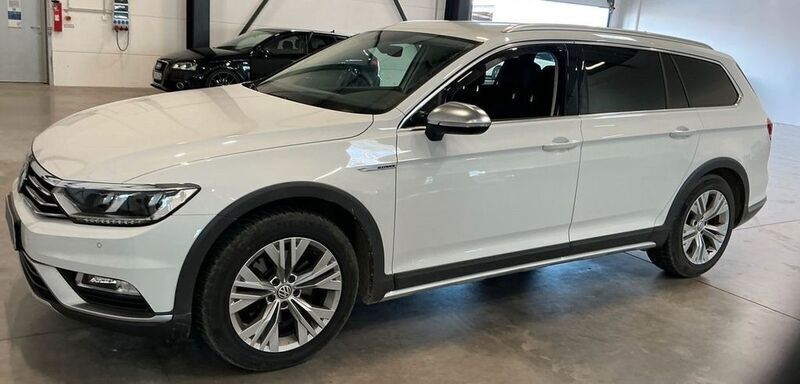 Pure white Gebraucht 2018 VW Passat Alltrack Kombi | 19.899 € (Guter Preis) - Bild 1/2