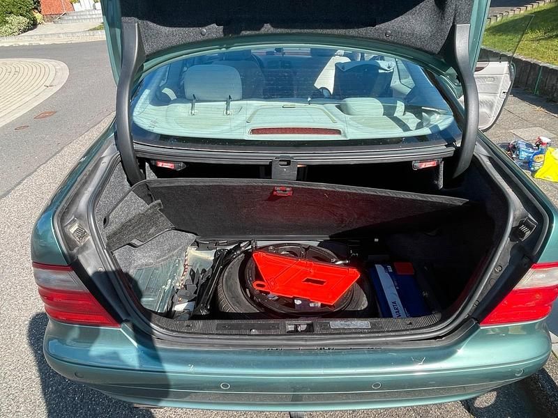 Grün Gebraucht 2000 Mercedes CLK200 Elegance Coupé | 1.100 € (Superpreis) - Bild 1/4