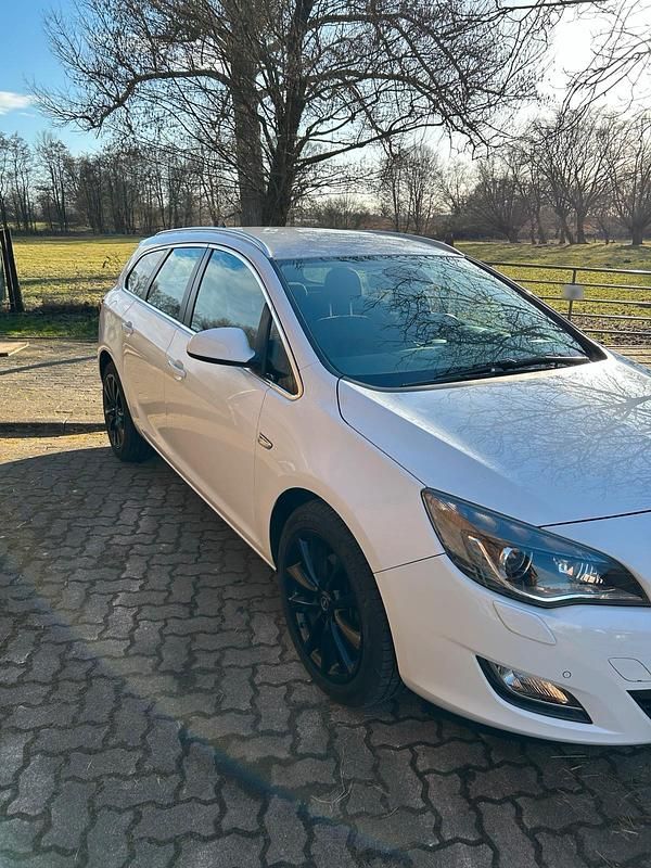 Gebraucht Opel Astra 179 PS (131 kW) 2012 Weiß Kombi