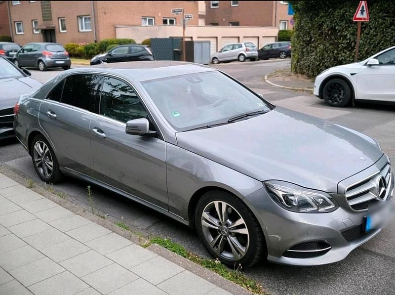 Grau Gebraucht 2013 Mercedes E300 Limousine | 9.500 € (Superpreis) - Bild 1/4