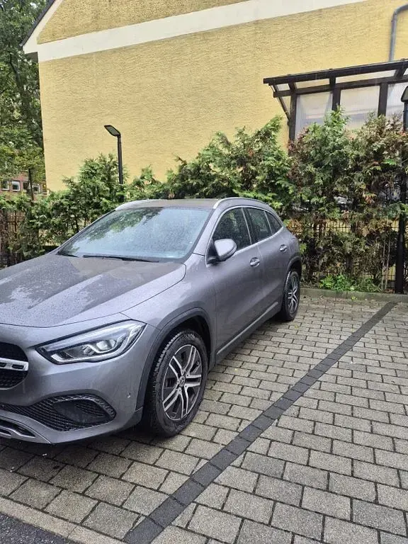 Gebraucht Mercedes GLA180 116 PS (85 kW) 2022 Grau SUV