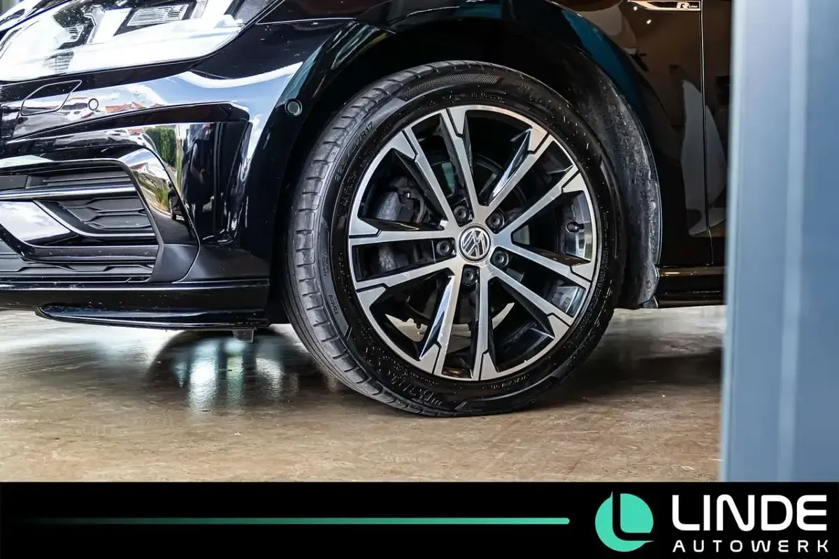 Gebraucht VW Golf VII R-line 150 PS (110 kW) 2020 Deep black perleffekt Kombi