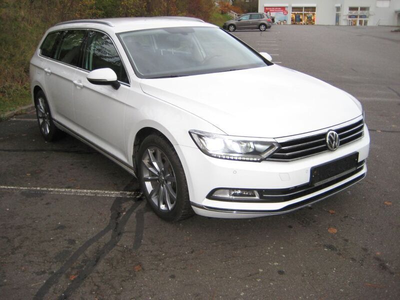 Weiß Gebraucht 2017 VW Passat Highline Kombi | 13.490 € (Guter Preis) - Bild 1/4