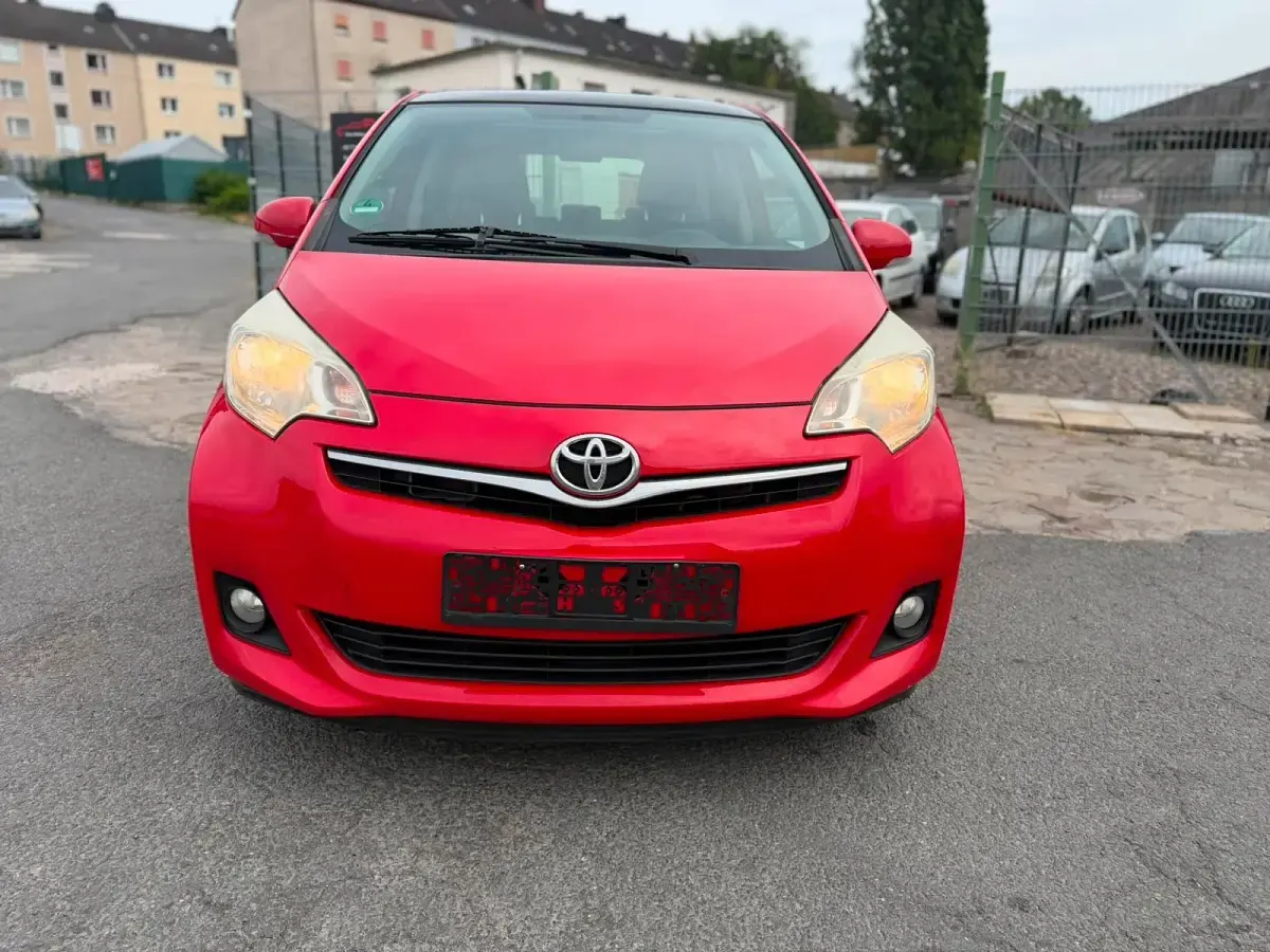 Gebraucht Toyota Verso-S Club 99 PS (72 kW) 2011 Rot Van / Kleinbus