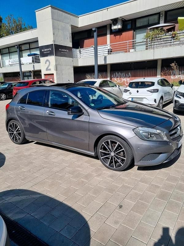 Gebraucht Mercedes A180 122 PS (89 kW) 2015 Grau Kleinwagen