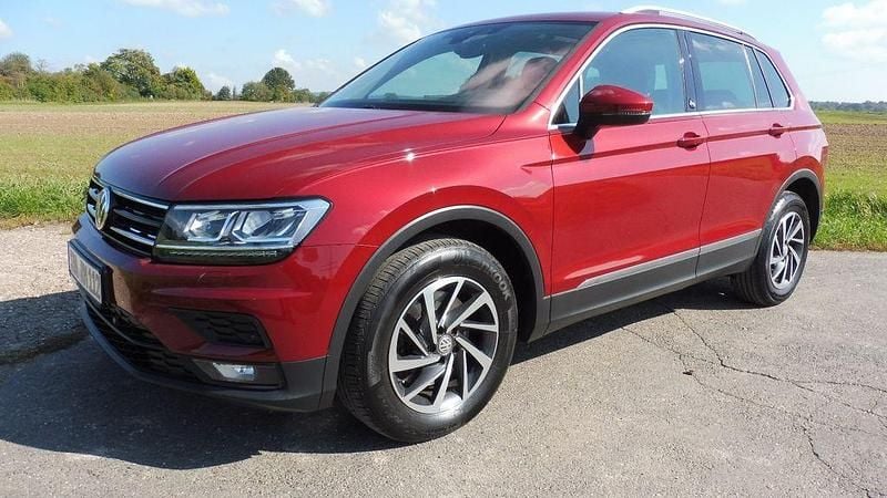 Rot Gebraucht 2018 VW Tiguan Sound SUV | 19.980 € (Superpreis) - Bild 1/4