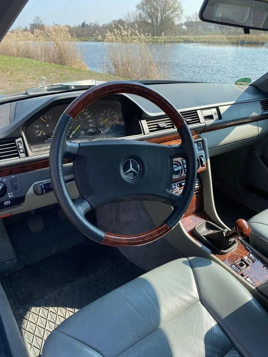 Gebraucht Mercedes E300 179 PS (131 kW) 1989 Blau Coupé