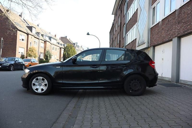 Gebraucht BMW 116 122 PS (89 kW) 2010 Schwarz Kleinwagen