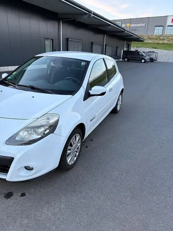 Gebraucht Renault Clio II Dynamique 75 PS (55 kW) 2010 Weiß Limousine