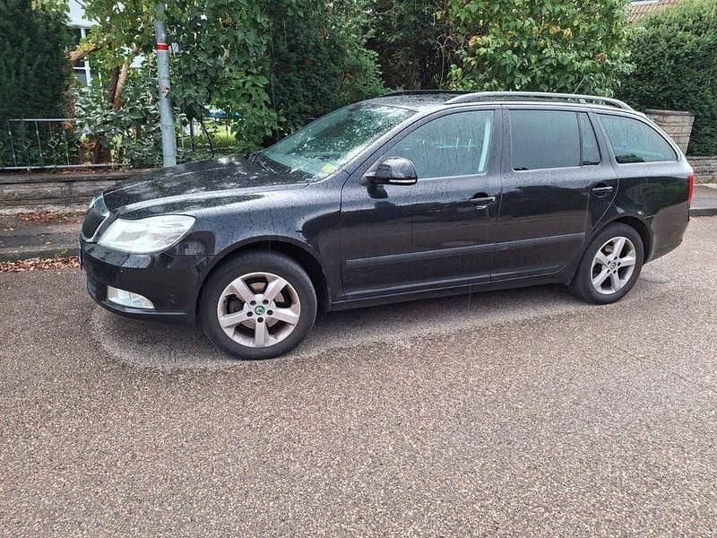 Schwarz Gebraucht 2012 Skoda Octavia Family Kombi | 2.700 € (Superpreis) - Bild 1/4