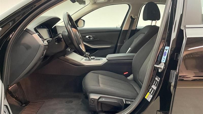 Gebraucht BMW 330e Advantage 292 PS (214 kW) 2022 Schwarz uni Kombi