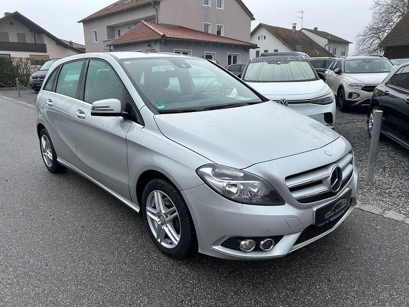 Gebraucht Mercedes B180 122 PS (89 kW) 2013 Silber Van / Kleinbus