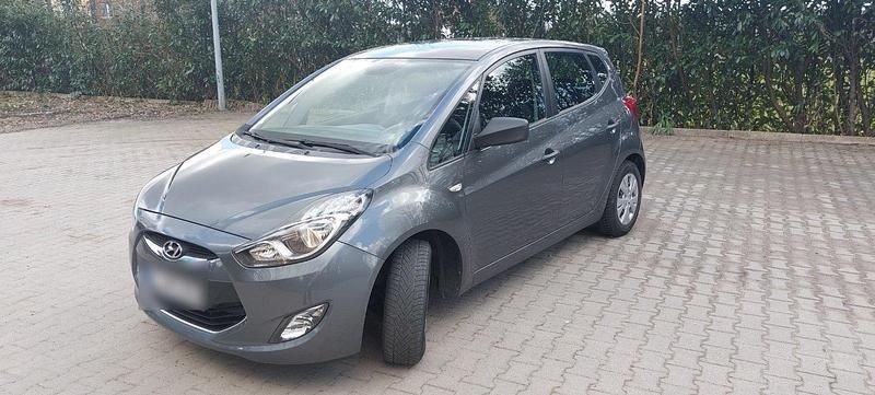 Grau Gebraucht 2011 Hyundai ix20 Van / Kleinbus | 4.950 € (Fairer Preis) - Bild 1/4