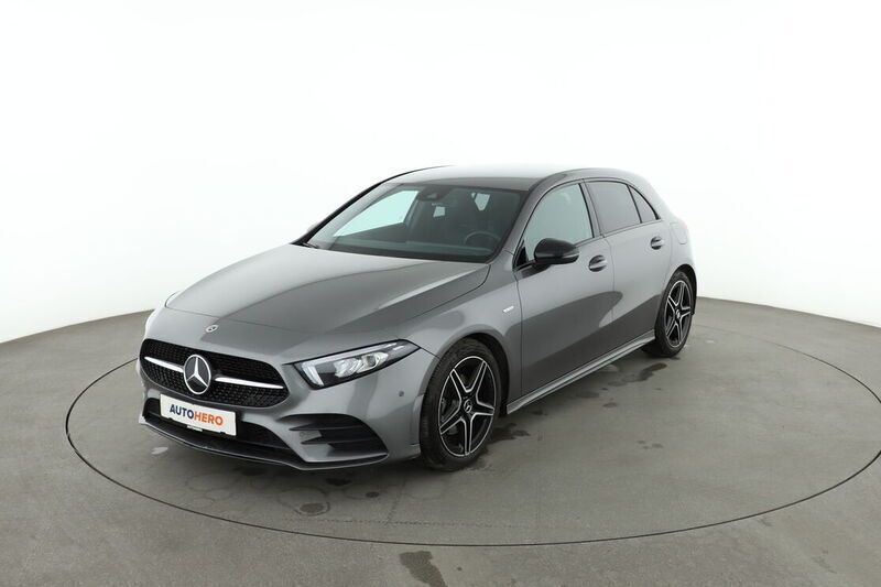 Grau Gebraucht 2022 Mercedes A200 AMG line Limousine | 30.380 € (Fairer Preis) - Bild 1/4