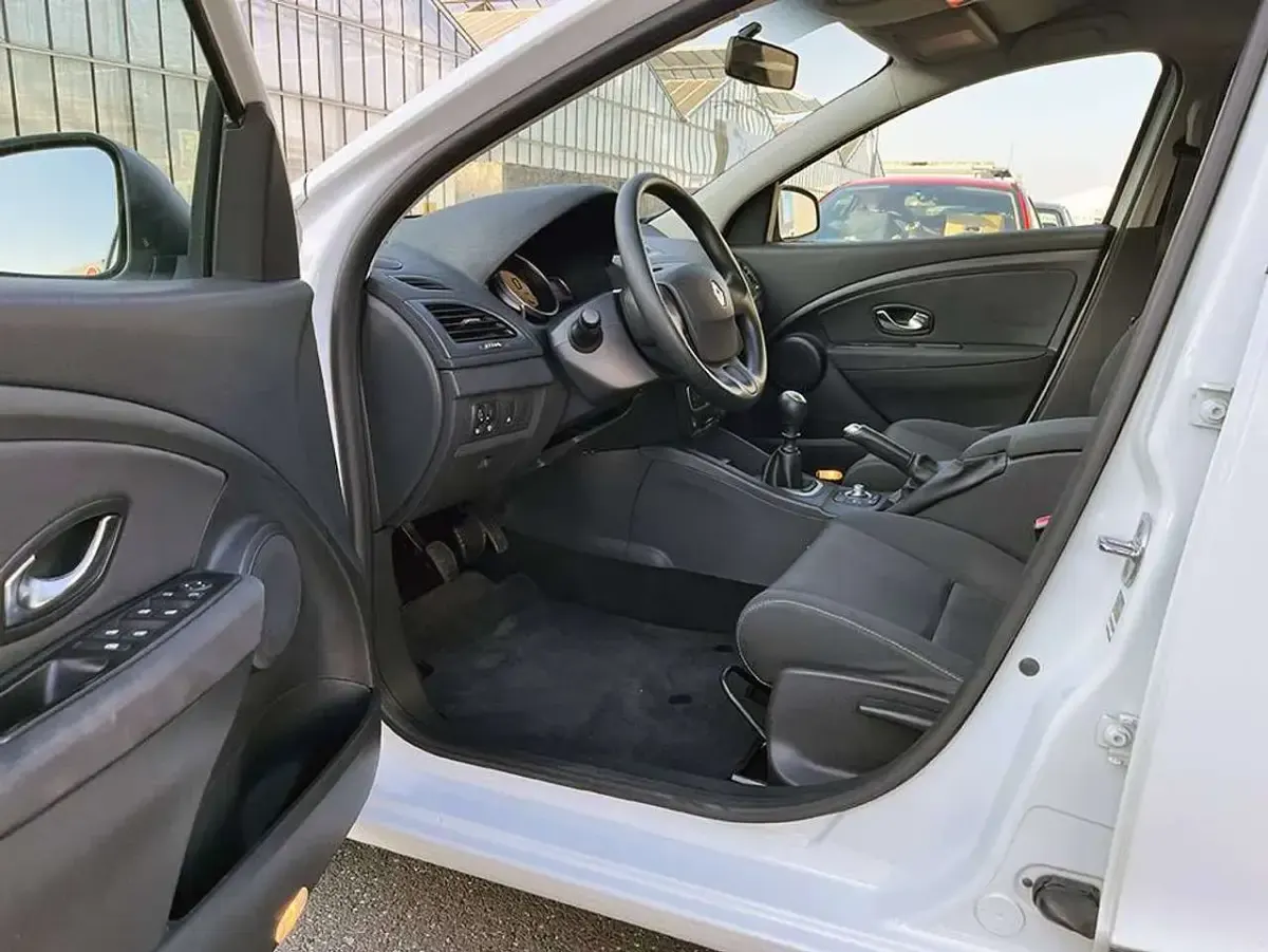 Gebraucht Renault Mégane GrandTour Expression 110 PS (80 kW) 2010 Gletscherweiss Kombi