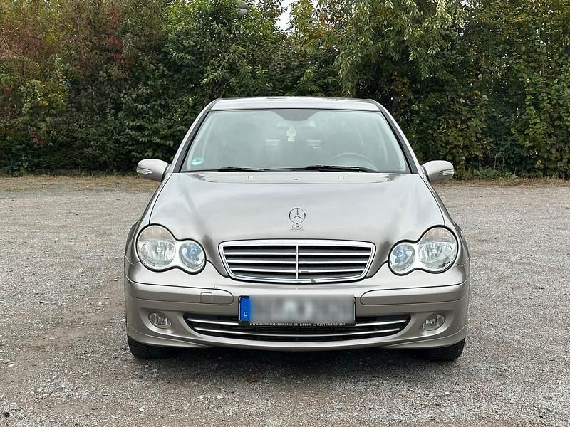 Grau Gebraucht 2005 Mercedes C180 Limousine | 3.500 € (Fairer Preis) - Bild 1/4
