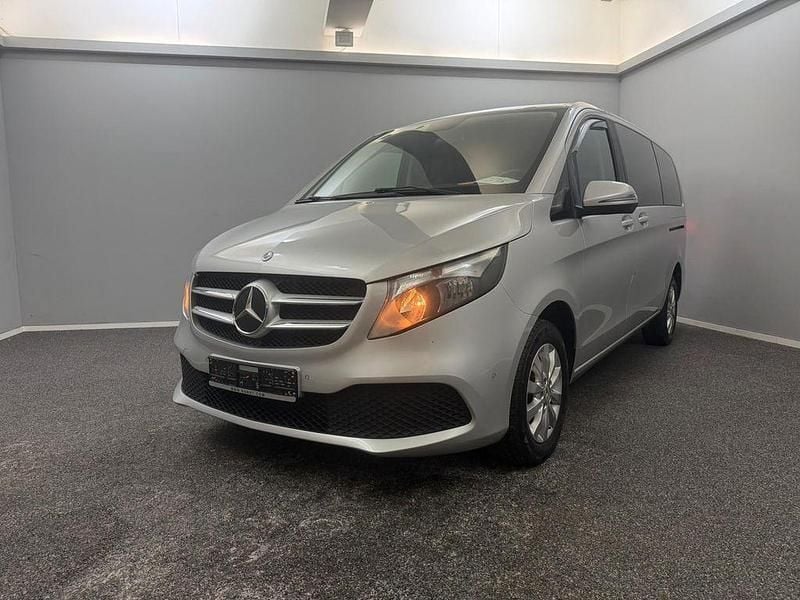 Gebraucht Mercedes V220 163 PS (119 kW) 2019 Silber Van / Kleinbus