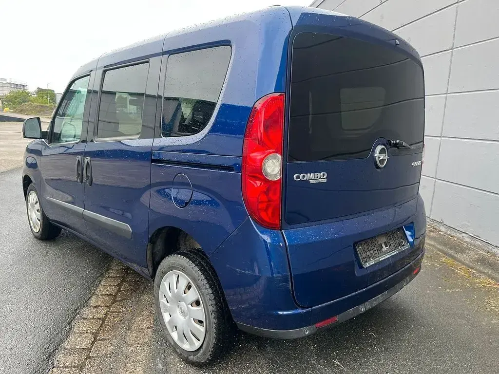 Używany Opel Combo Edition 95 KM (69 kW) 2015 Niebieski Minivan