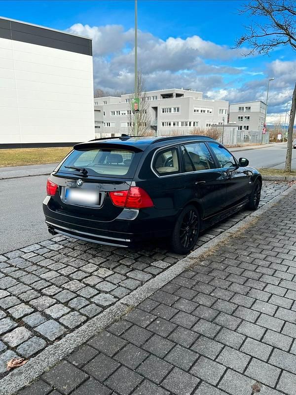 Gebraucht BMW 330 256 PS (188 kW) 2011 Schwarz Kombi