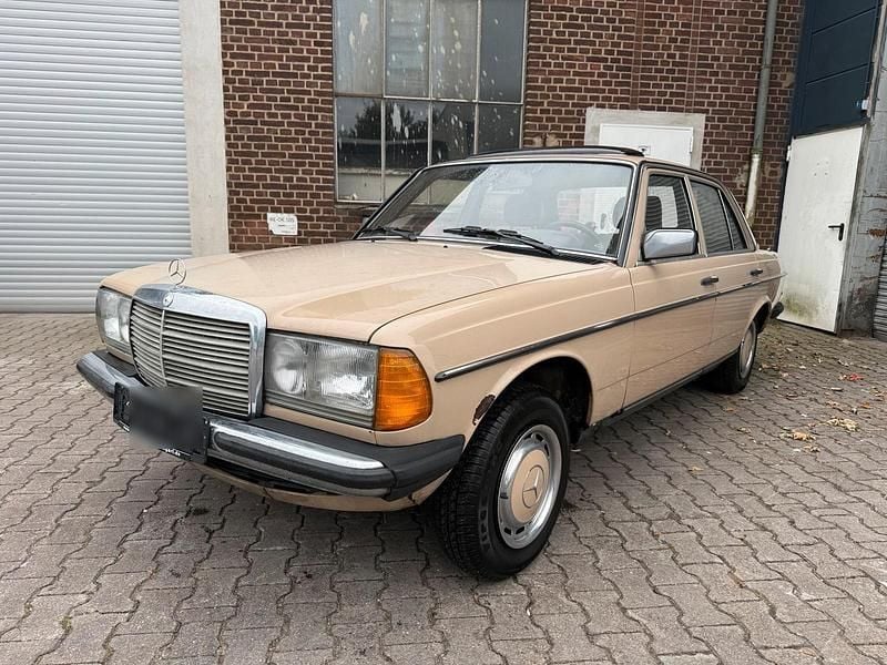 Beige Gebraucht 1982 Mercedes 240 Limousine | 3.990 € - Bild 1/4