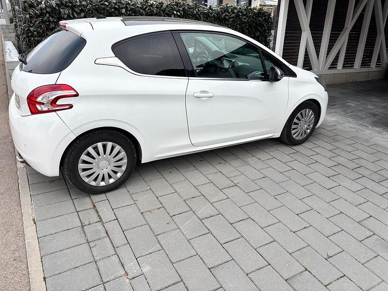 Weiß Gebraucht 2013 Peugeot 208 Kleinwagen | 3.850 € (Superpreis) - Bild 1/4