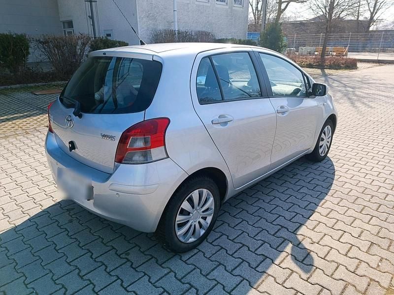Gebraucht Toyota Yaris 99 PS (72 kW) 2011 Silber Kleinwagen